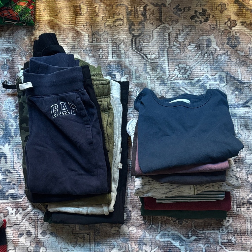 Boys 6/7 bundle 
6 pairs of pants 
6 long sleeved shirts